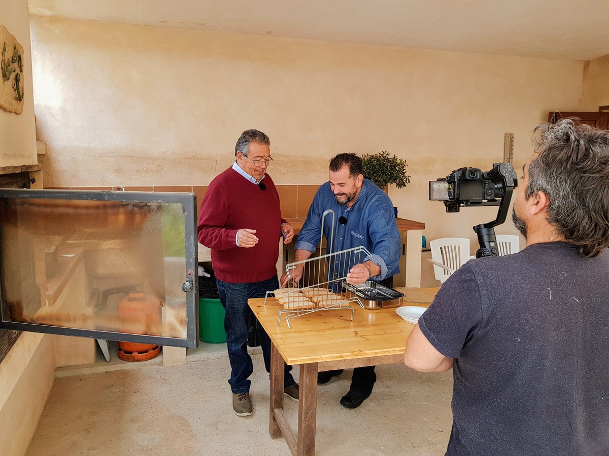 MonicaPrats3's tweet photo. Avui en el programa #fredicalentib3 de @ib3, Joan Benet li explica a @MiquelCalent com es fan les #sopasgofies. Si voleu saber com es fan no us perdeu el programa d'aquesta nit.
#JoanBenet #Aove #Oove #Eevo #gastronomía #yummy #oleocultura https://t.co/HbncD1W6Kz