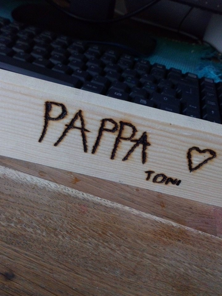tonipandatxt's tweet photo. Den här fick jag av min dotter häromdagen. "Jag skulle ha gett dig den i julklapp men den blev inte klar förrän nu". Min första tanke borde ha varit "naaaaaaaw tack ❤️". Istället tänkte jag "vad i hekvete gör du på lektionerna om det mer än termin att få ihop den" #daddyfails https://t.co/kGWWYlXTAM