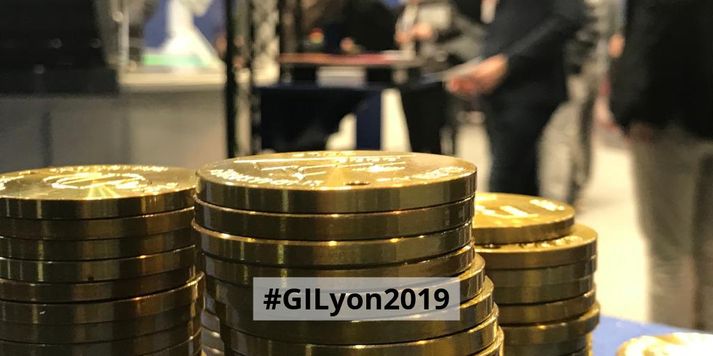 L'#UsineConnectée est l'une des animations phares de #GILyon2019 : c'est pas moins de 80 Sociétés qui s'allient pour fabriquer des médailles personnalisées, devant le regard ébahi des visiteurs. Peinture, tri, examen, supervision et enfin... remise de la médaille.