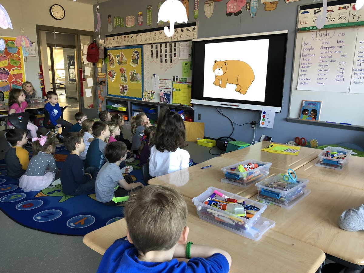 BroadcastingHHS's tweet image. At Woodfill to present our animated storybooks.