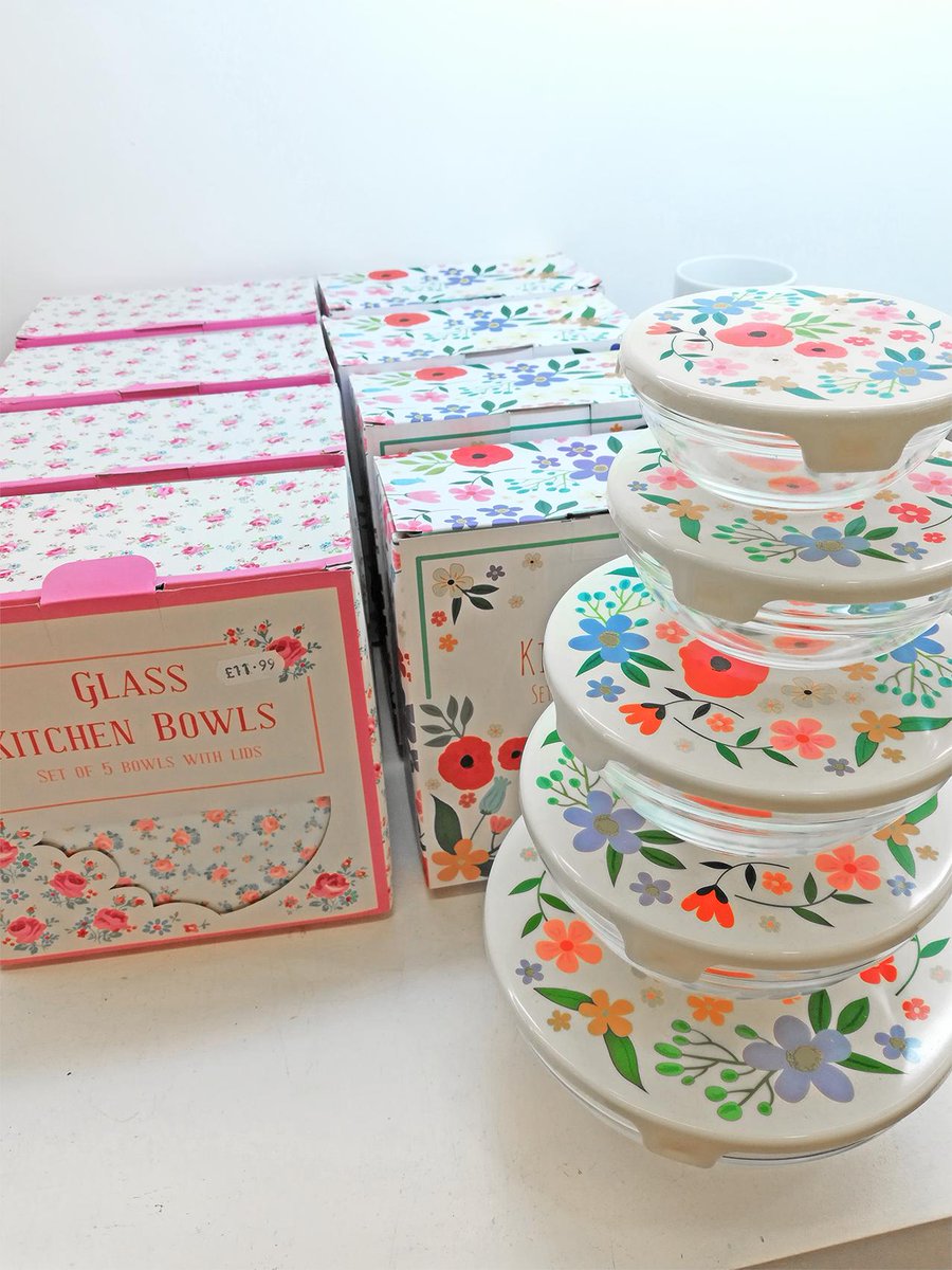 Edrychwch ar y powlenni gwydr hyfryd hyn. Cewch hyd iddynt yn ein siop Crefft a Dylunio.

Check out these beautiful glass kitchen bowls. You can find them in our Craft and Design shop.