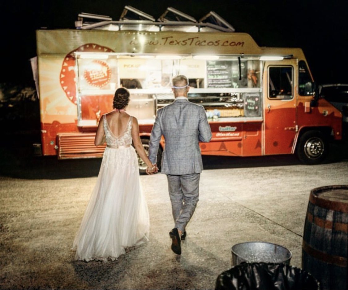 The perks of having #foodtrucks at your #wedding:

✔️ It’s budget savvy 💸
✔️ delicious food made fresh onsite
✔️ did we mention it’s FUN! 🎉

#foodtruck #catering #wedding #weddingcatering #tacotruck #atltacotruck #cateringideas #shesaidyes #southernweddings