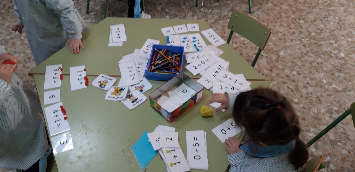 Xtorey_benifaio's tweet photo. Nos encanta jugar con los números de forma manipulativa. #divertimates cada día aprendemos más y lo hacemos juntos y compartiendo. #crbenifaió https://t.co/aEGvR0cpzK