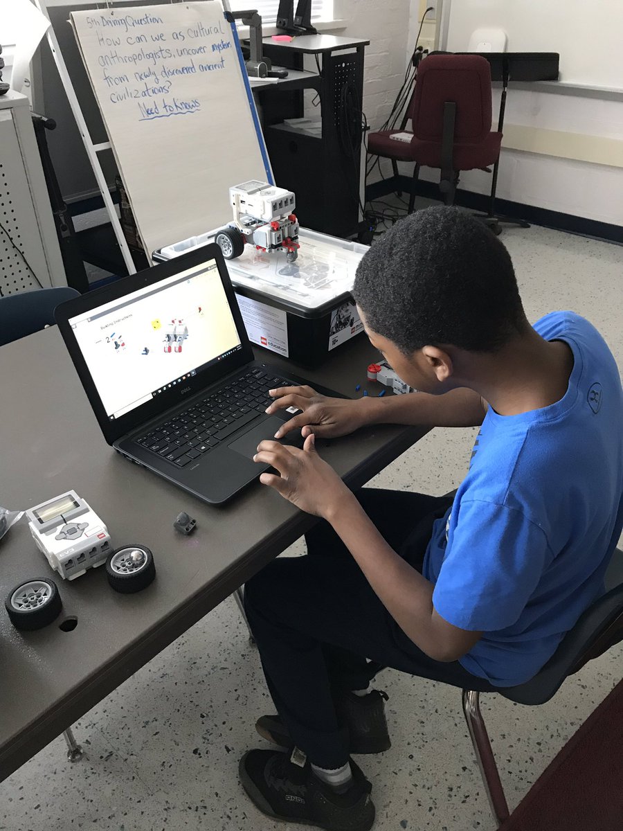 Gentnerkt's tweet photo. @MountEagleES Students building and coding robots using LEGO EV3 @FCPSSTEAM https://t.co/hcZ3rYlr41