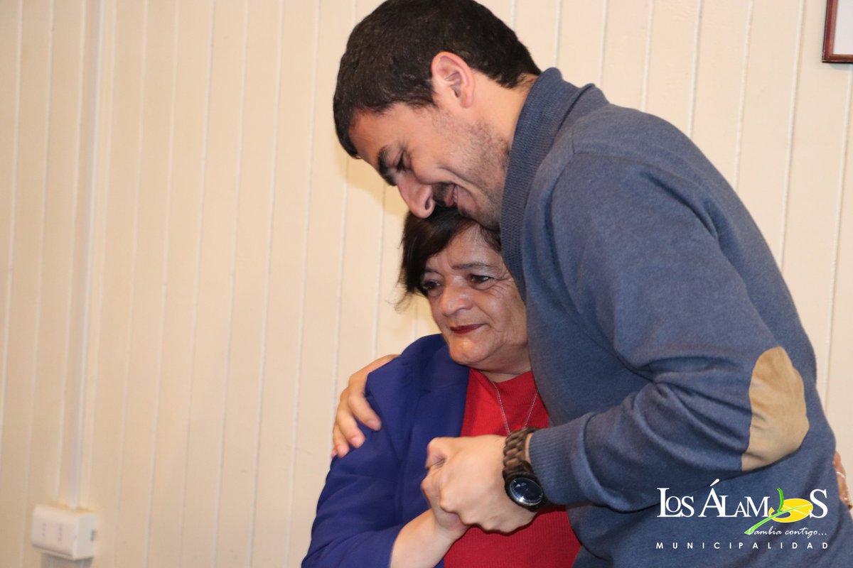 MuniLosAlamos's tweet photo. Entre lágrimas, concejales oficialistas y de oposición aprobaron de forma unánime la renuncia del #AlcaldeJFF https://t.co/u5ofBaNSEt
