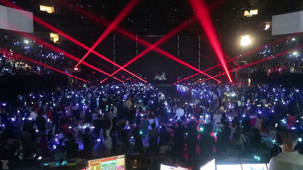 XyloBandsUSA's tweet image. Connecting everyone with light!Xylobands and Lasers light up a performance of Maroon 5 at a private event. #LEDlightshow #lightshows #festival #lights #savenightlife  #music #eventprofs #weddingpros #eventplanning