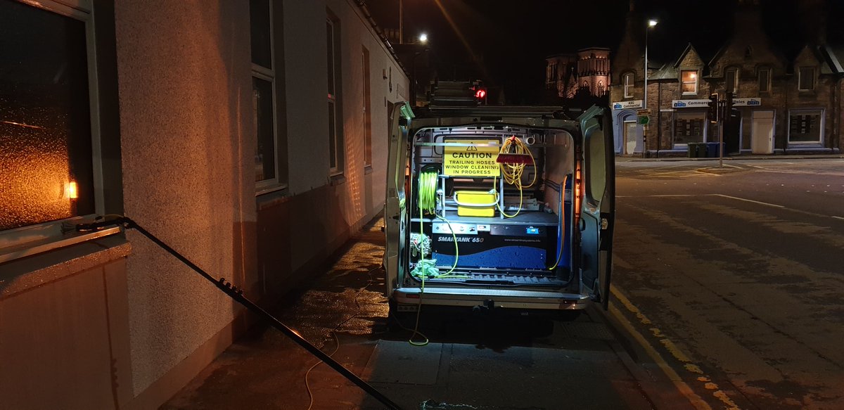 streamline_sols's tweet photo. Great to see the kit in action and a night shot at that. #windowcleaningvan #waterfed #waterfedpole #varitechsystems #streamlinesystems https://t.co/tEjyh4mW1R