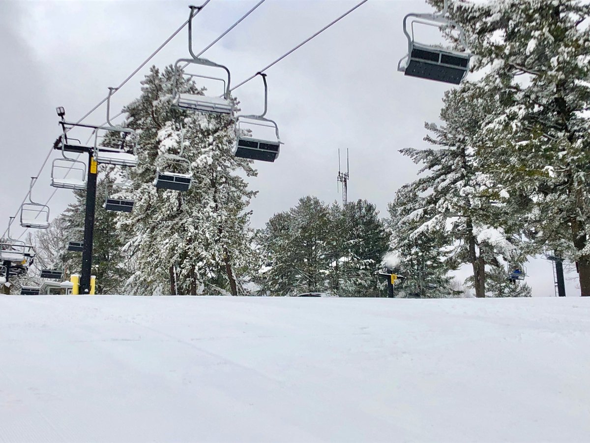 Fletch247's tweet photo. Roads are clear in Westford! No excuses! Come play in the snow ⁦@skinashoba⁩ ⁦@TerryWBZ⁩ ⁦⁦@ericfisher⁩ ⁦@BarryWBZ⁩ ⁦@wbz⁩ https://t.co/LirGIZuGTv