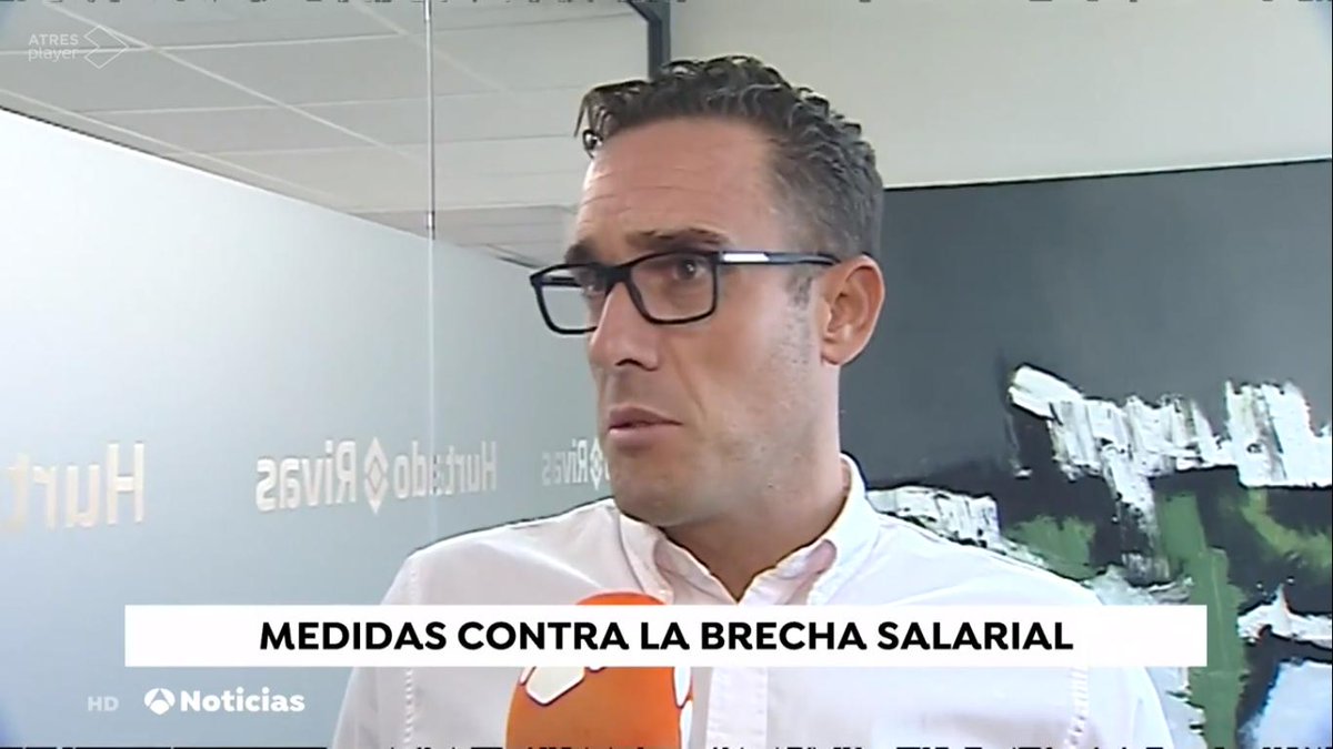 RivasRobotics's tweet photo. El gerente de Grupo Hurtado Rivas, Carlos Hurtado; la directora comercial nacional, Raquel Quevedo, y el técnico, Francisco Gil, atendiendo los micrófonos de @A3Noticias #empresa #robótica #maquinaria #noticias #economía https://t.co/J3sO3uGXVo