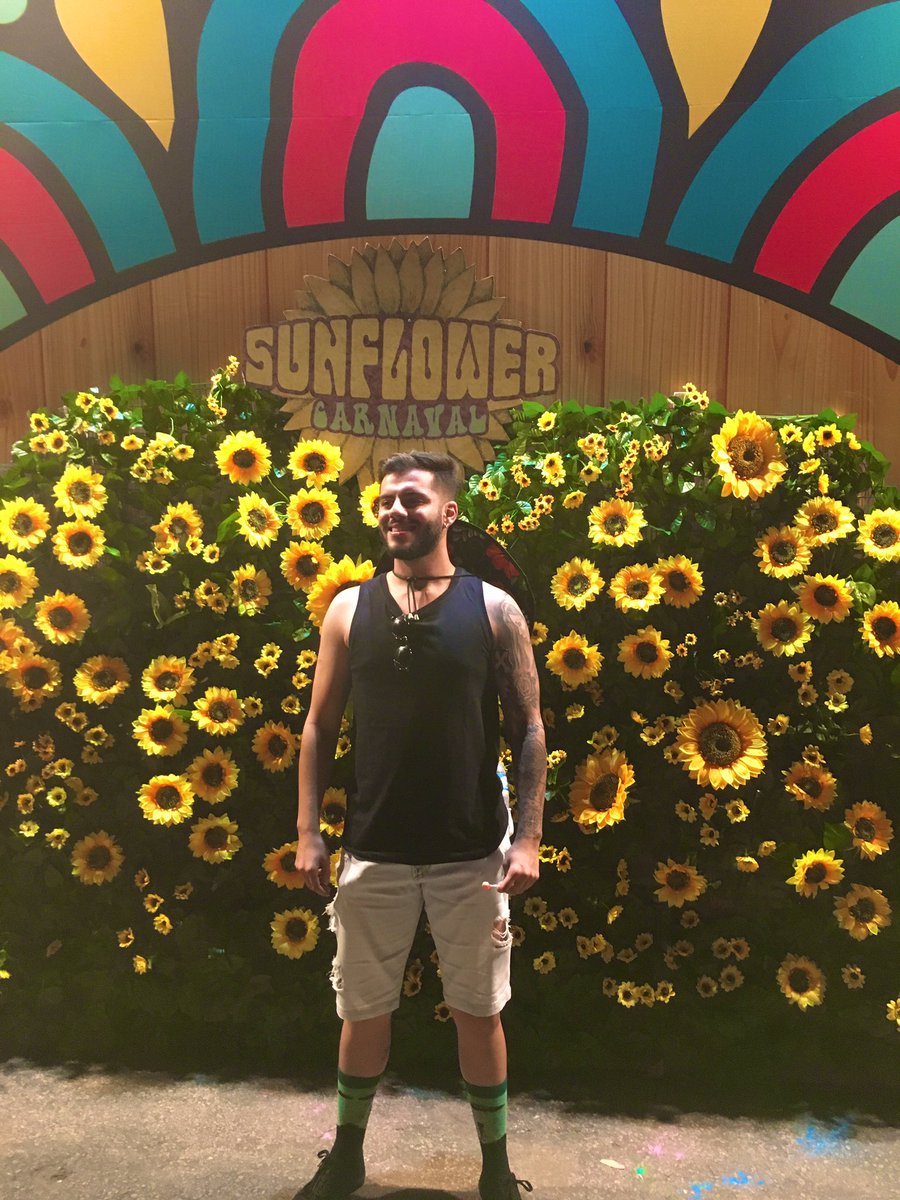 ahferreiraa's tweet photo. O cara nem pra tirar uma foto da hora, o modelo não ajuda, maaaas tá valendo!! #Sunflower #BH #Toppper https://t.co/nNOwtJlu1l