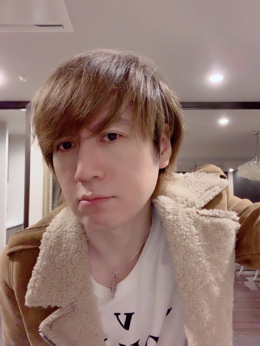 志倉千代丸 V Twitter 昨日までのオレ様チャラ男を卒業し 真面目なボクちゃんになりましたծ ծ ビフォーアフター