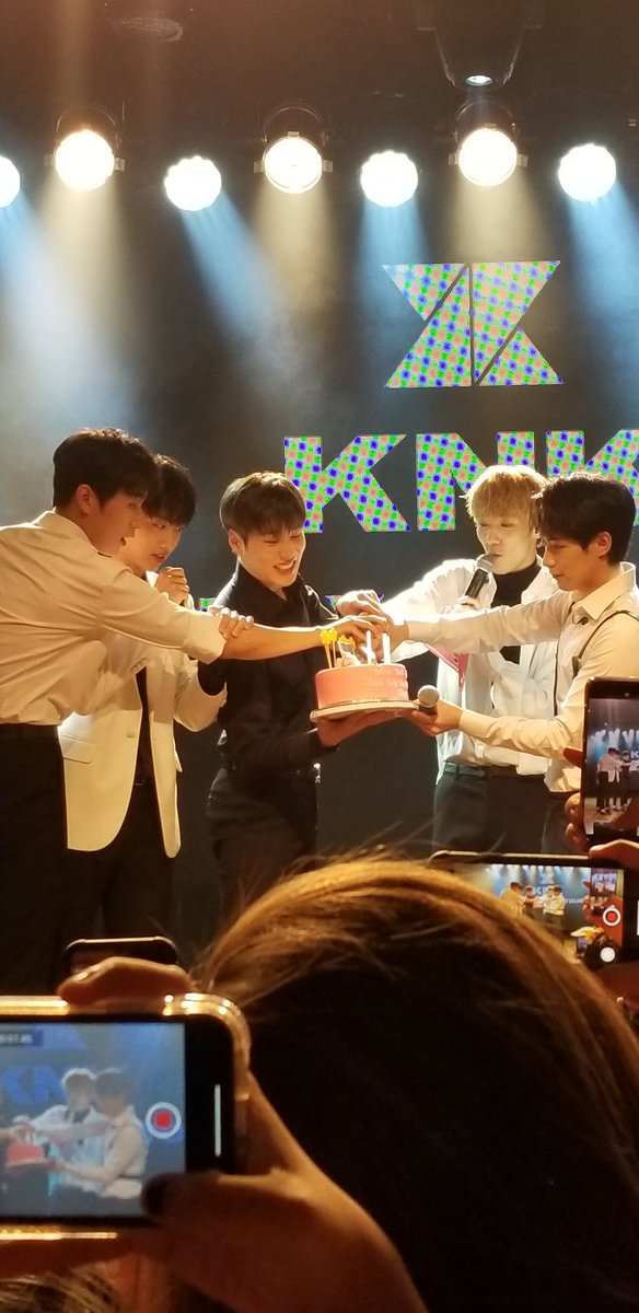 ohsheis0's tweet photo. Despite the snow and cold weather, I had an amazing time celebrating 3 years with @KNKOfficial220 y'all make me so proud :") #KNKinNY #3YearsWithKNK https://t.co/Bl8775s8RH
