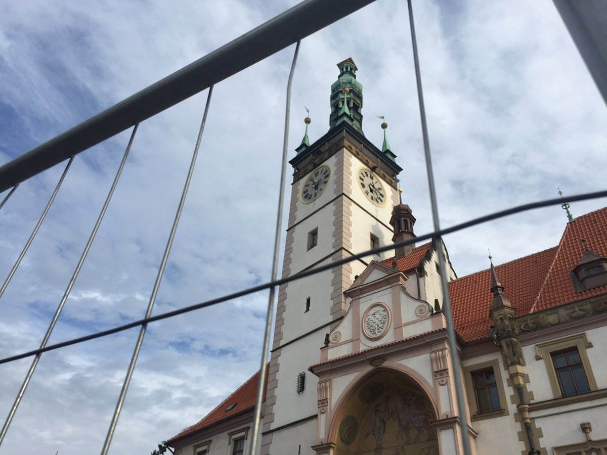 mesto_OLOMOUC's tweet image. Za plotem!
Až do prázdnin 2020 se bude opravovat věž a fasáda radnice. Restaurovány budou i gotické a renesanční prvky na obou kamenných schodištích a obnovy se dočkají i historické sluneční hodiny na nároží.
#olomouc #radnice #oprava #vez #fasada
bit.ly/oc-radnice-fas…