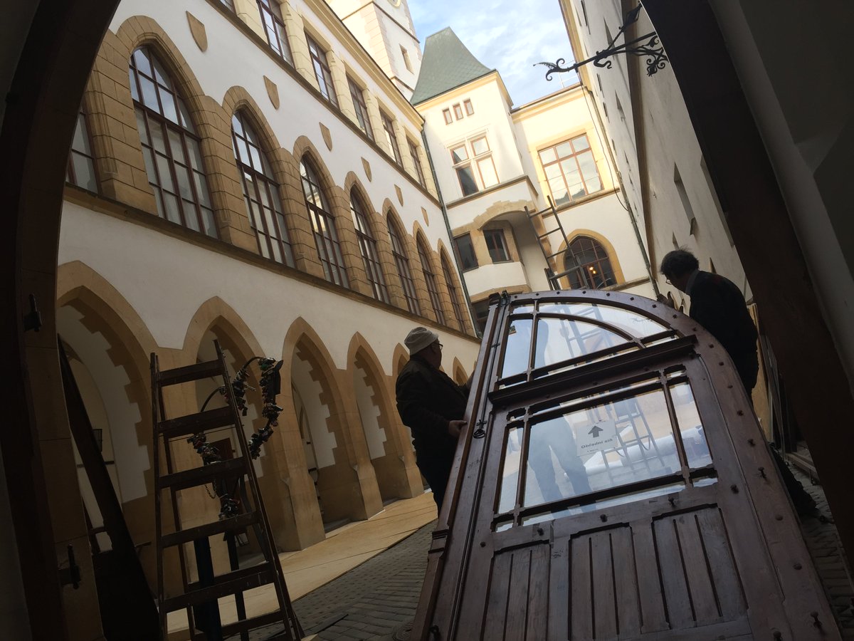 mesto_OLOMOUC's tweet image. Za plotem!
Až do prázdnin 2020 se bude opravovat věž a fasáda radnice. Restaurovány budou i gotické a renesanční prvky na obou kamenných schodištích a obnovy se dočkají i historické sluneční hodiny na nároží.
#olomouc #radnice #oprava #vez #fasada
bit.ly/oc-radnice-fas…