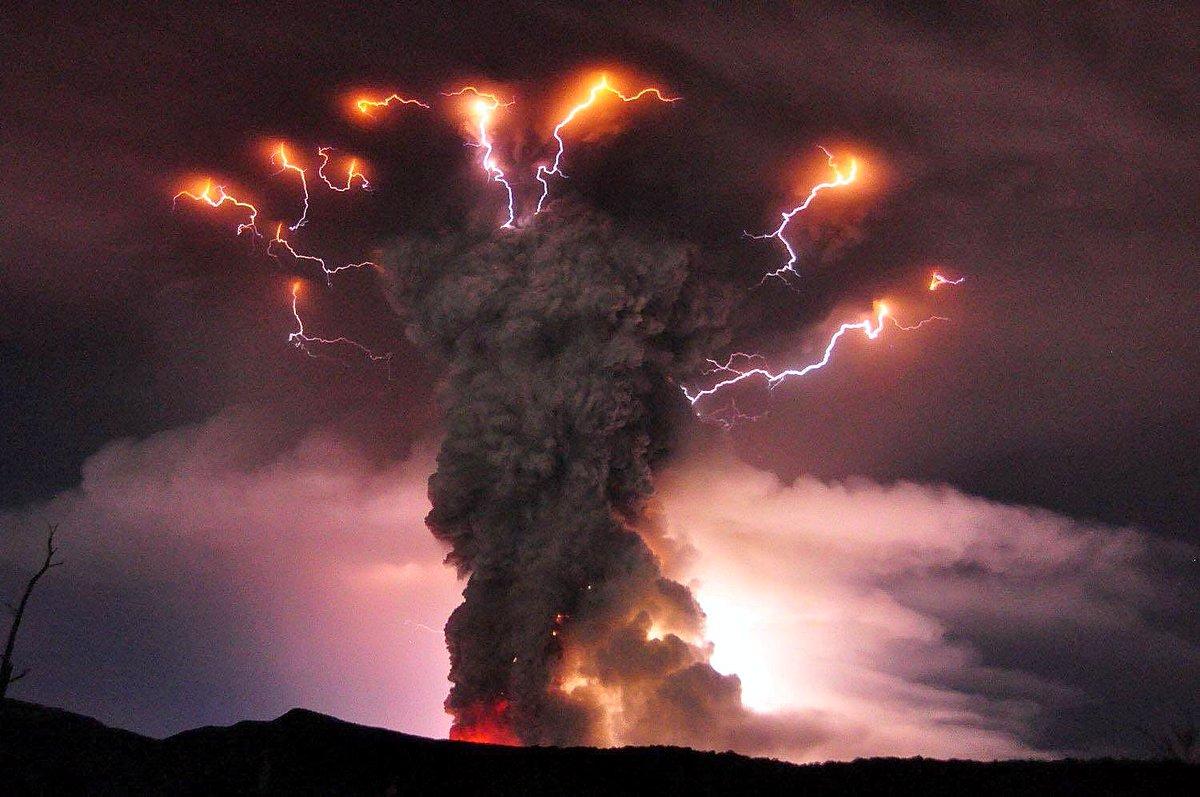 volcanic lightning at Caulle volcano, Chile, #Photo:Daniel Basualto via photoweather1
#Lightningstrikes

💯⚡️🌋⚡️

#photography #nature #thunder #storm #lightning #follow #love #ifb #Thephotohour #followback #landscape #StormHour #MondayMotivation #MondayThoughts
