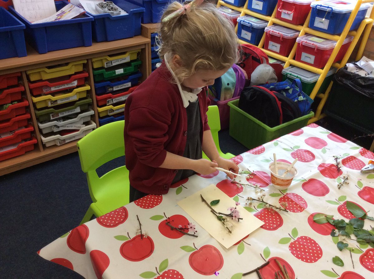 Reception_PPS's tweet photo. Using what we have found outside to create beautiful artwork. https://t.co/SWhVZnzMJD