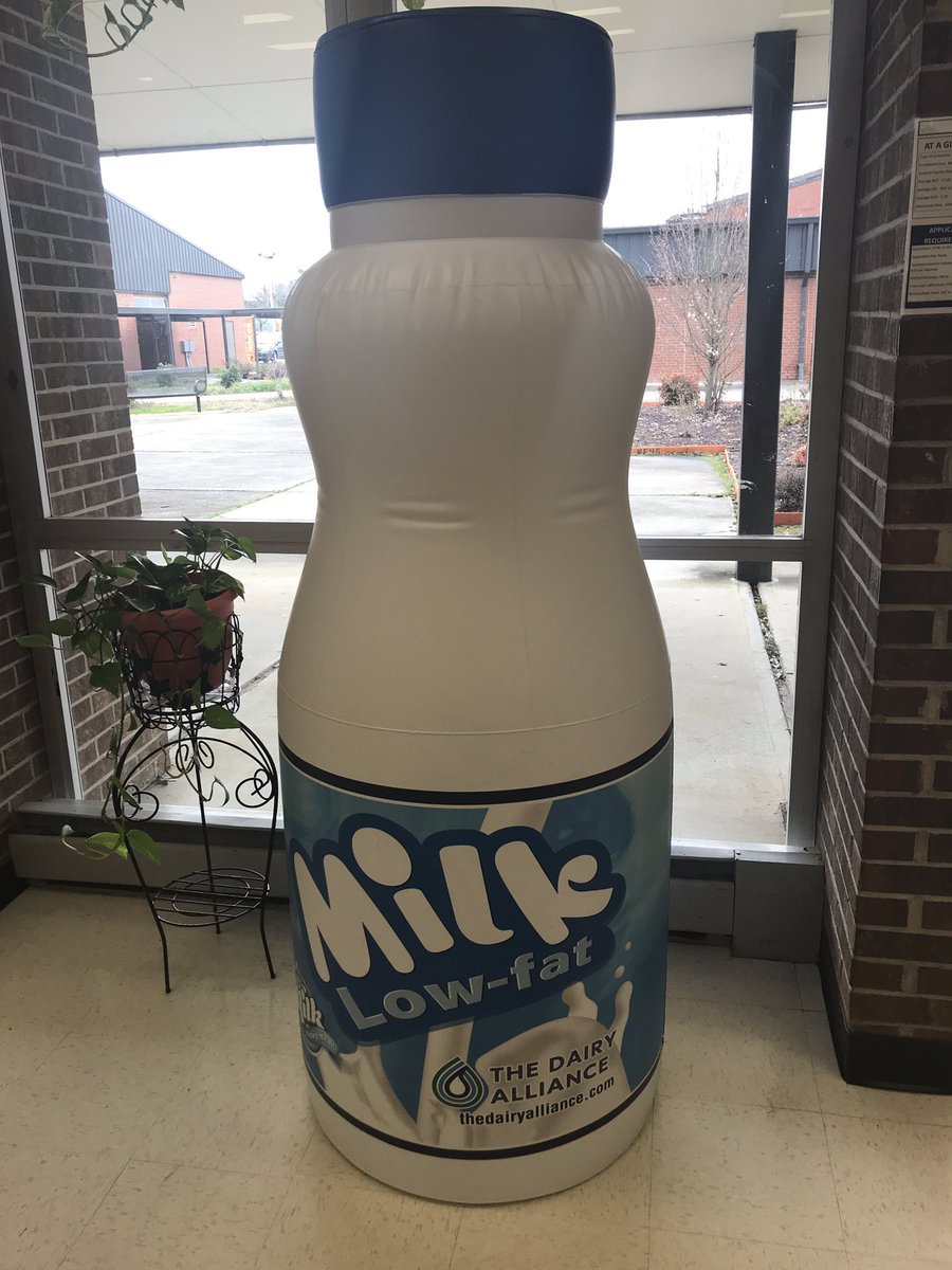 RoseannRDN's tweet photo. Happy #NSBW2019!! North Edgecombe HS is ready to #FuelGreatness with #secondchancebreakfast! 💪@dairy_alliance https://t.co/mieCKjUIVj