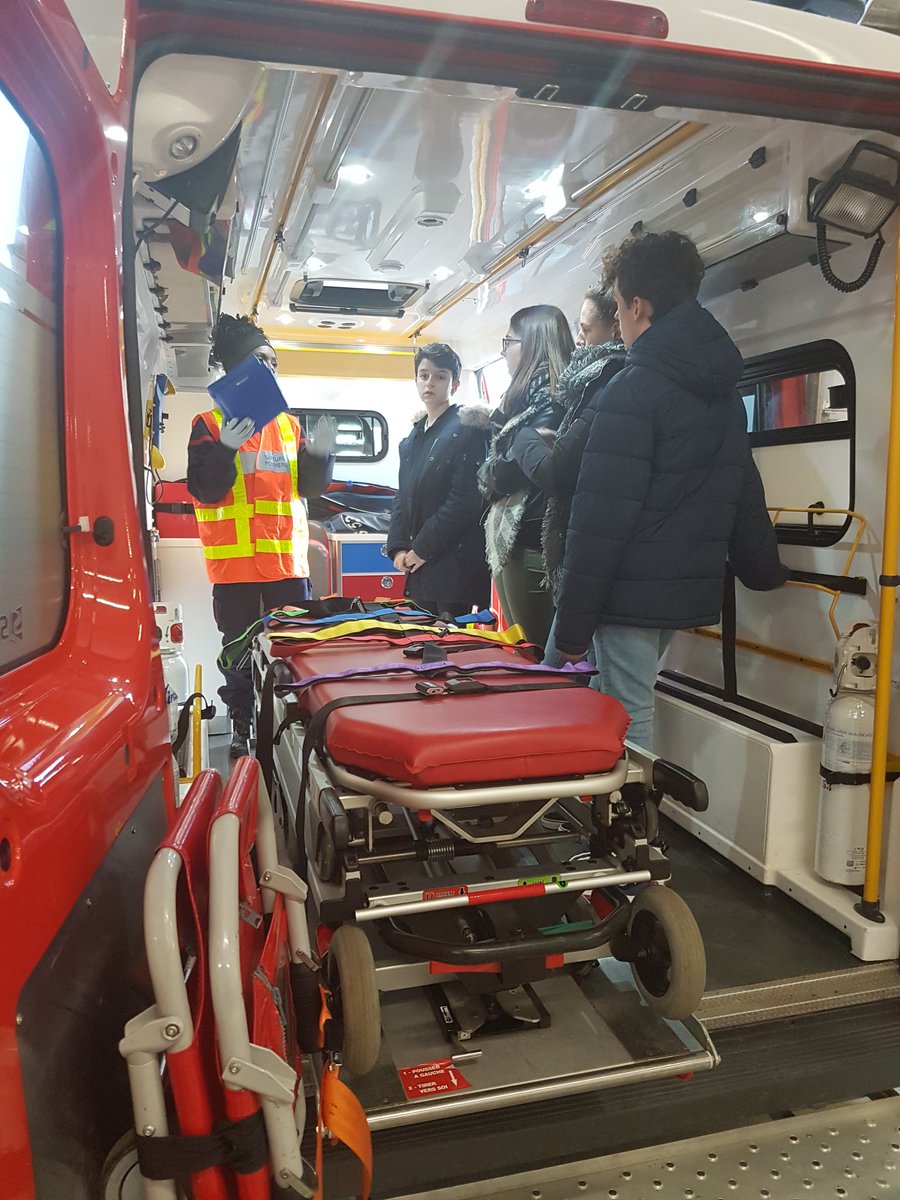 CadetsSecCivCos's tweet photo. Intervention a la caserne de Cossé pour nos @CadetsSecCivCos de @l_oriette sur le thème du secours à personne. Découverte du VSAV, des premiers secours en équipe et du matériel, avec mise en pratique. @clangouet2017 @sdis53 @Prefet53 @EducationFrance @acnantes @lamayenne https://t.co/JVc2Nh4VA0