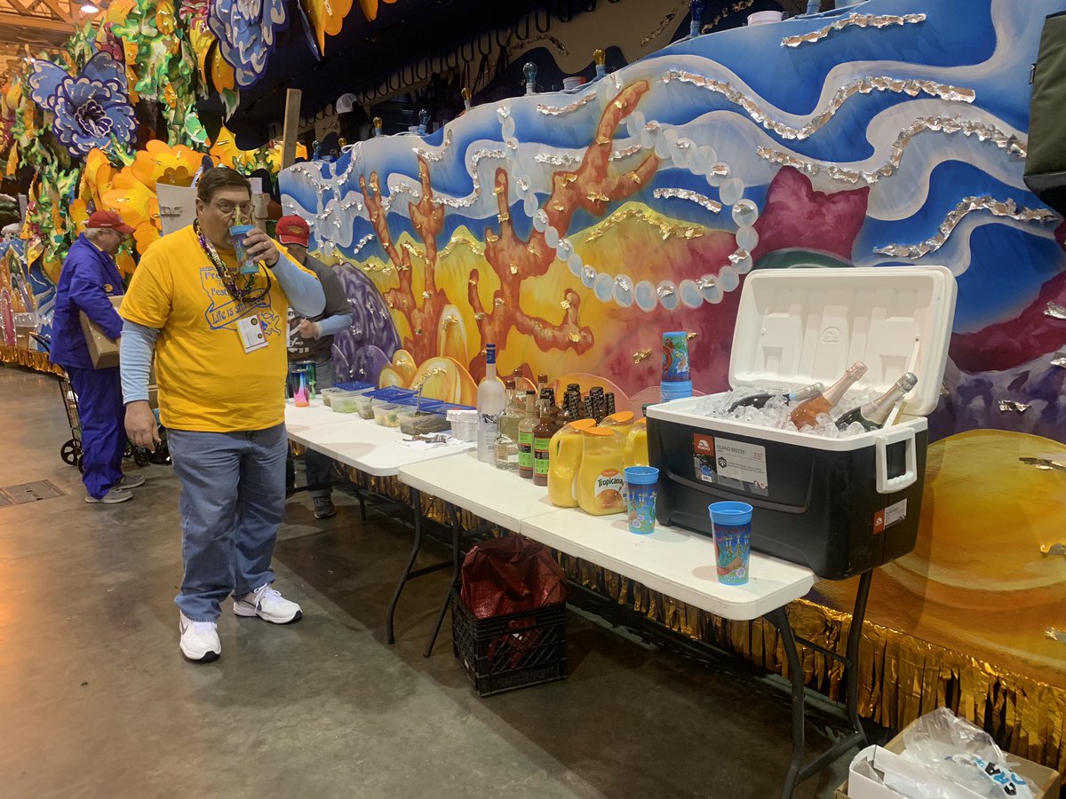 TheresaThomassi's tweet photo. Breakfast! #HailOrpheus 💜💚💛 @CThomassie @tj_lsudad @KreweofOrpheus Float 16B Neutral Ground Top middle https://t.co/kTY142yGHa