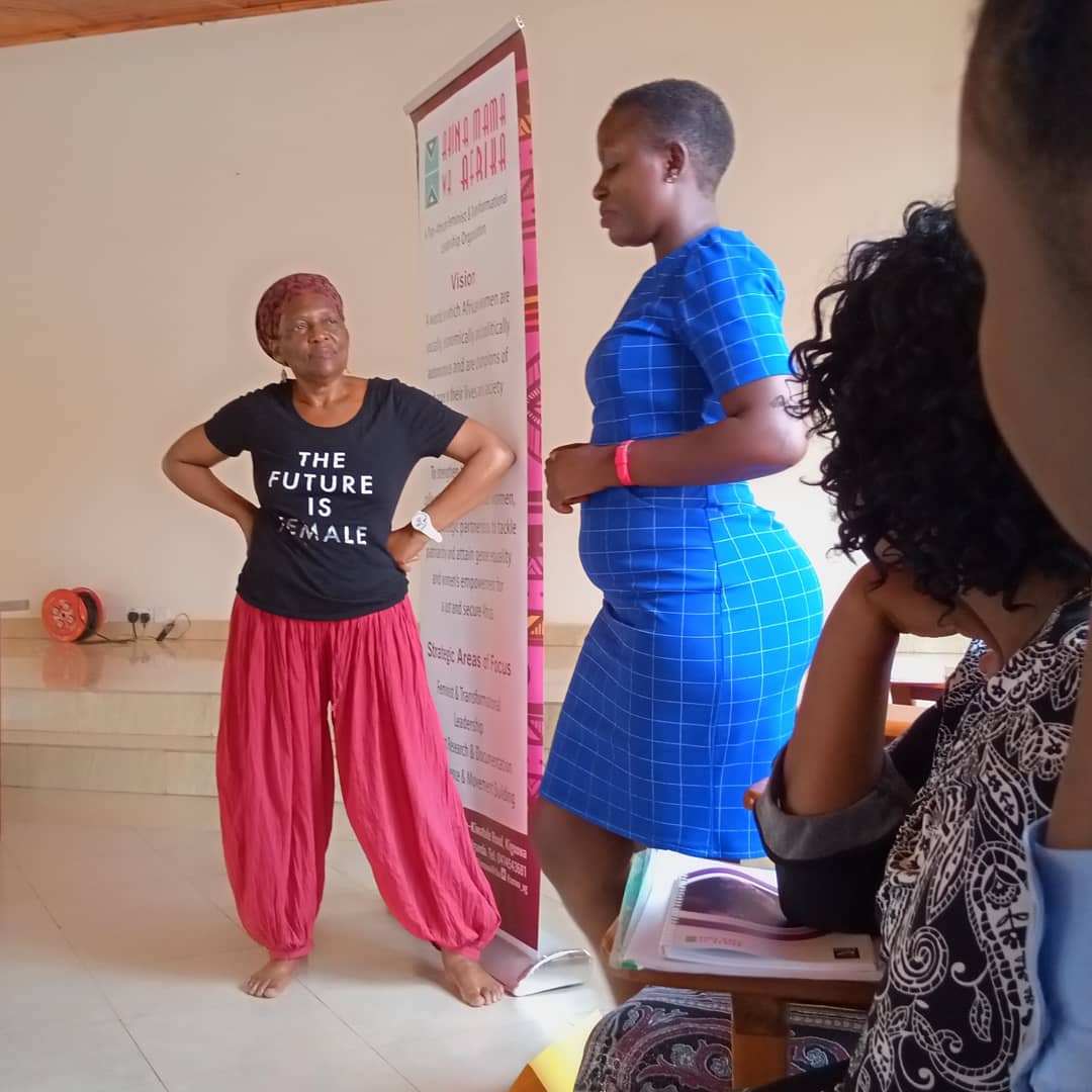 Simmafrica's tweet photo. @HopeChigudu
founder of #HopeAfrica taught us the importance of being #Grounded
#AWLI
.
The world has taught women to #hate #mistrust #compete with each other rather than #celebrate #uplift #love each other
.
#LifeOfaUganDangirL 
#Feminist 
#freedom 
#voice
#her https://t.co/8ycDiFzKtk