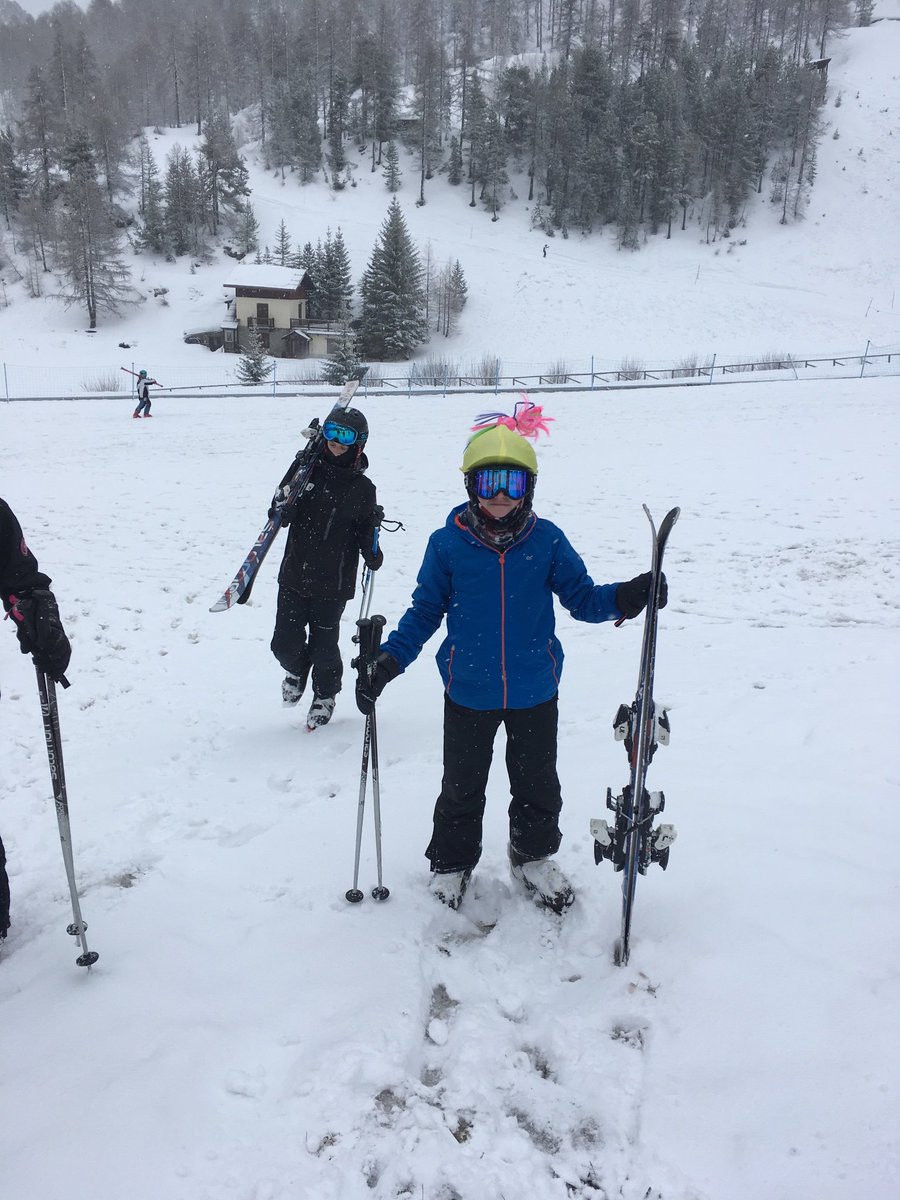 pvs_ski's tweet photo. Loving the top knot #stylinitout #helmetoftheday #hewearsitwell https://t.co/qWQwYuN4xA