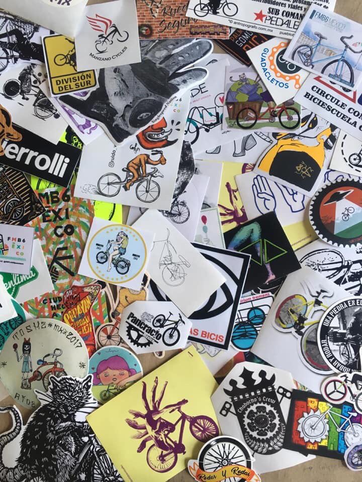 bicitertulia's tweet photo. ¡Somos muchos pedaleando por ciudades con mejor calidad de vida! 🚲🗺💥
Estas calcas son recuerdo del 2x100Stickers del #Fmb6; ahora vamos para el #Fmb8 @WorldBikeForum con ideas, iniciativas y retos por compartir.
¿Ya estás listo? 🚲🌎
#Minguemos #SobreRuedas #BiciUnidos https://t.co/If87T5FWhV