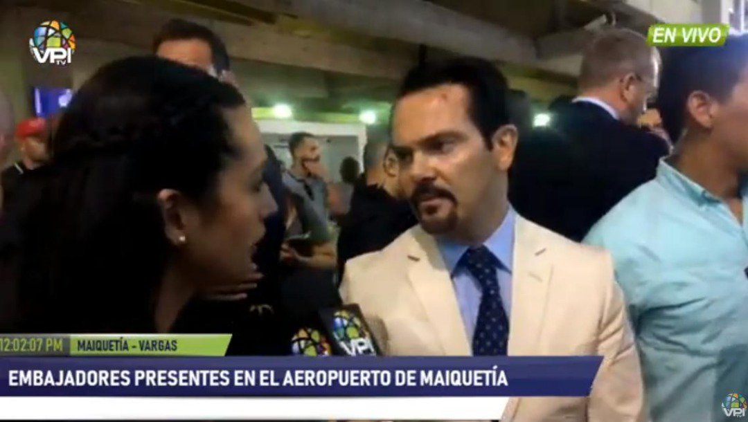 EfectoCocuyo's tweet photo. #SepaQue Embajadores de la UE están en Aeropuerto de Maiquetía a la espera de Guaidó https://t.co/Mk47mu33PG https://t.co/HHPgnUiVpb