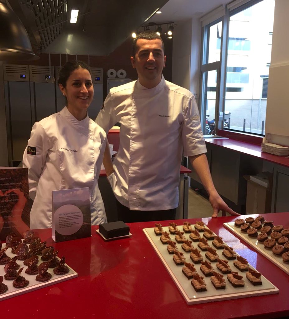 ValrhonaES's tweet photo. Presentación del nuevo TULAKALUM 75% a cargo del chef pastelero @MiquelAntoja en el espacio FOODLONA de #Badalona. Con creaciones inspiradas en su viaje a las plantaciones de #Belice https://t.co/HWbstAzIzk