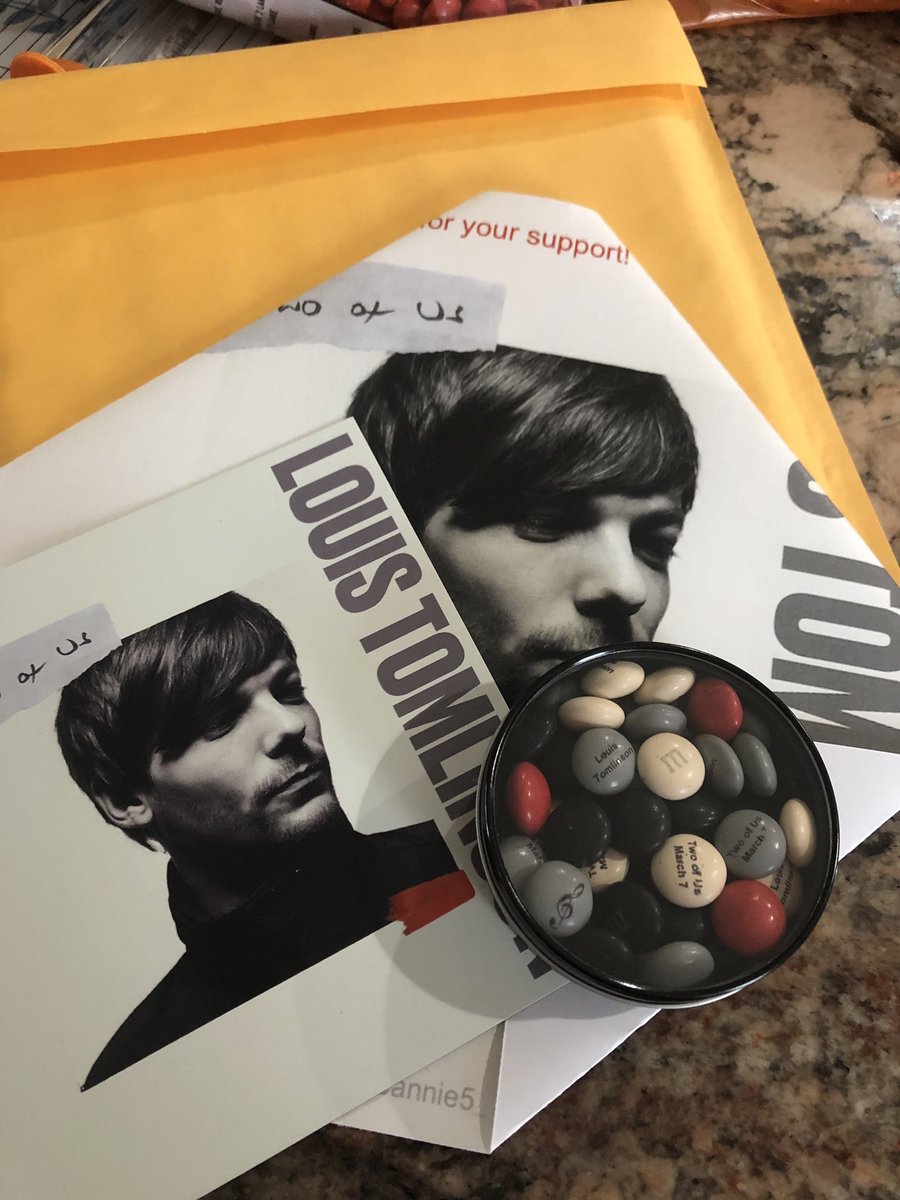 JeannieM28's tweet photo. 30+ of these off to stations around the country! Let's start winning @Louis_Tomlinson !!! Couldn't do it without my beautiful @aLarrymama !!! #TwoOfUs https://t.co/QhfryXyrJk