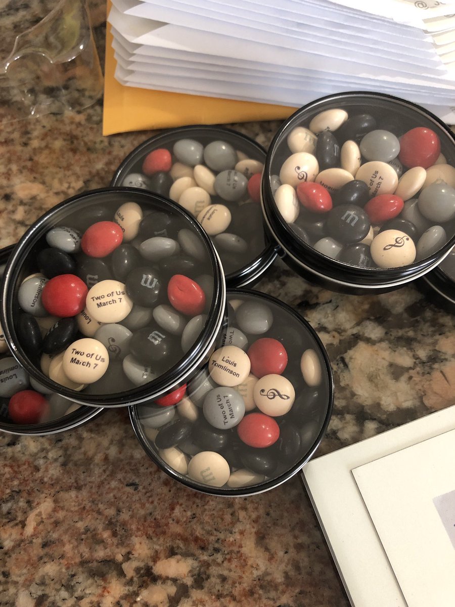 JeannieM28's tweet photo. 30+ of these off to stations around the country! Let's start winning @Louis_Tomlinson !!! Couldn't do it without my beautiful @aLarrymama !!! #TwoOfUs https://t.co/QhfryXyrJk