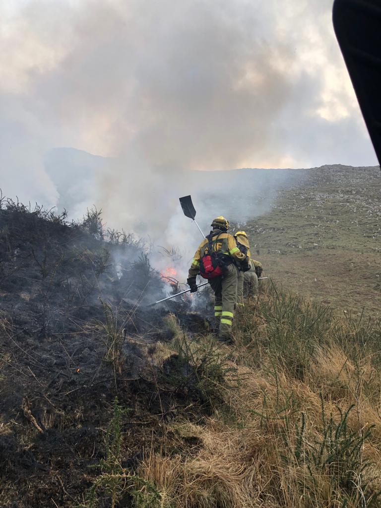 AT_Brif's tweet photo. 17:15📷
➡️2 #BLP @BrifTineo continuan trabajando en #IFParres #Asturias con gran parte del perimetro consolidado.
➡️2 #BLP @BrifTineo continuan con tendido de @BomberosAstur en Ovilley, #IFCangasDelNarcea
➡️Continua en #IFFaedo la #BRIF-i @BrifTineo
Mucha fuerza compañeros!
#IIFF https://t.co/GVTSaJy4M8