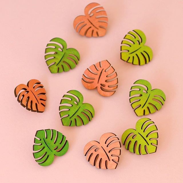 Dapperanimals's tweet photo. Weather is warming up and we’re feeling a little tropical with our latest Monstera Leaf pin design. Available in our Etsy shop, link in bio 🌴❤️
📸: @nabilaverushka 
#dapperanimals #livethecutelife #monstera #monsteradeliciosa #monsterafanclub #tropica… https://t.co/P4eUA94ZiN https://t.co/l1UFaB2xzI