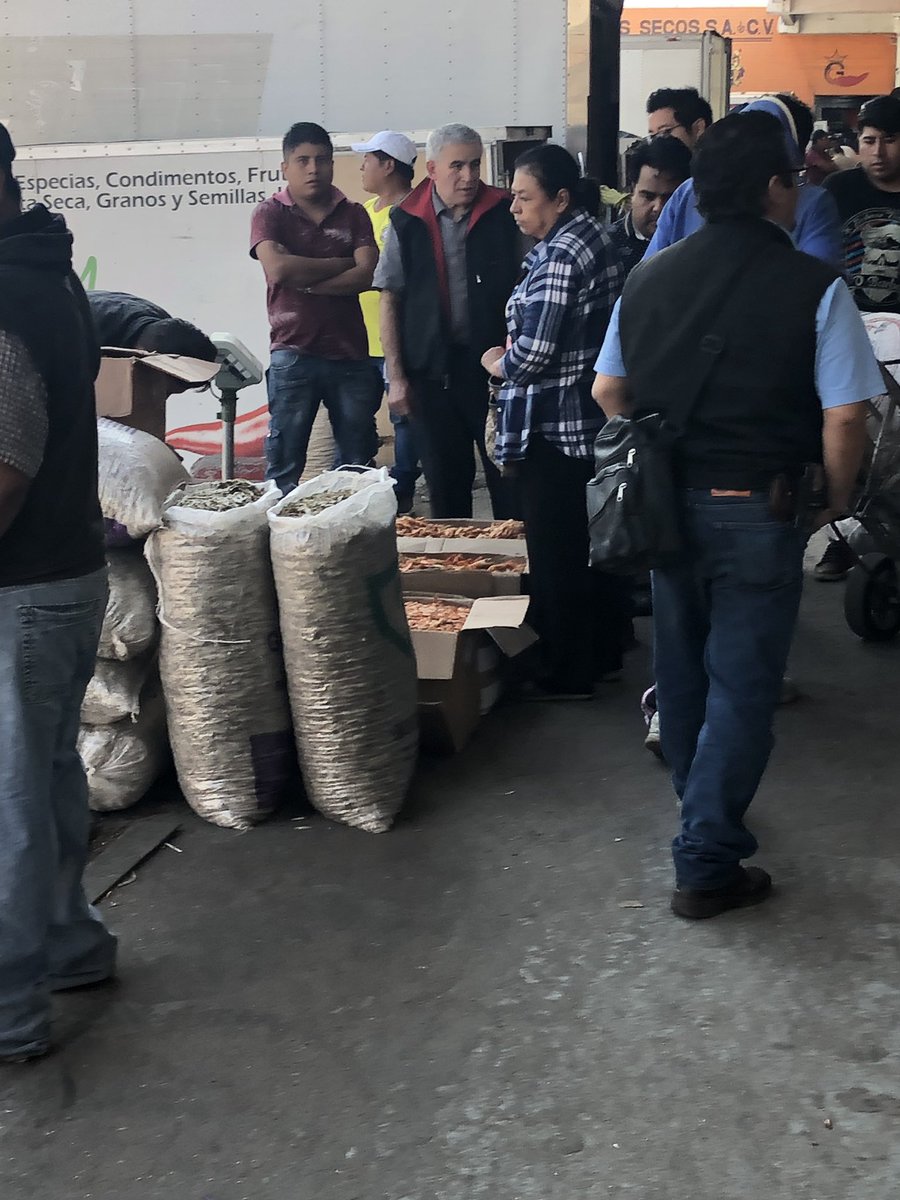 jramonmtz1's tweet photo. @CDeAbastoCDMX @NOTICIASFICEDA  la corrupcion no se acaba con normatividad !! Siguen recibiendo dinero y haciendo caso omiso al operativo de los lunes !! Necesitamos apoyo @Claudiashein https://t.co/srQWOrNRop