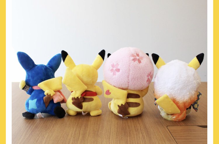 東京・日本橋をイメージした装いのピカチュウのぬいぐるみの後ろ姿が