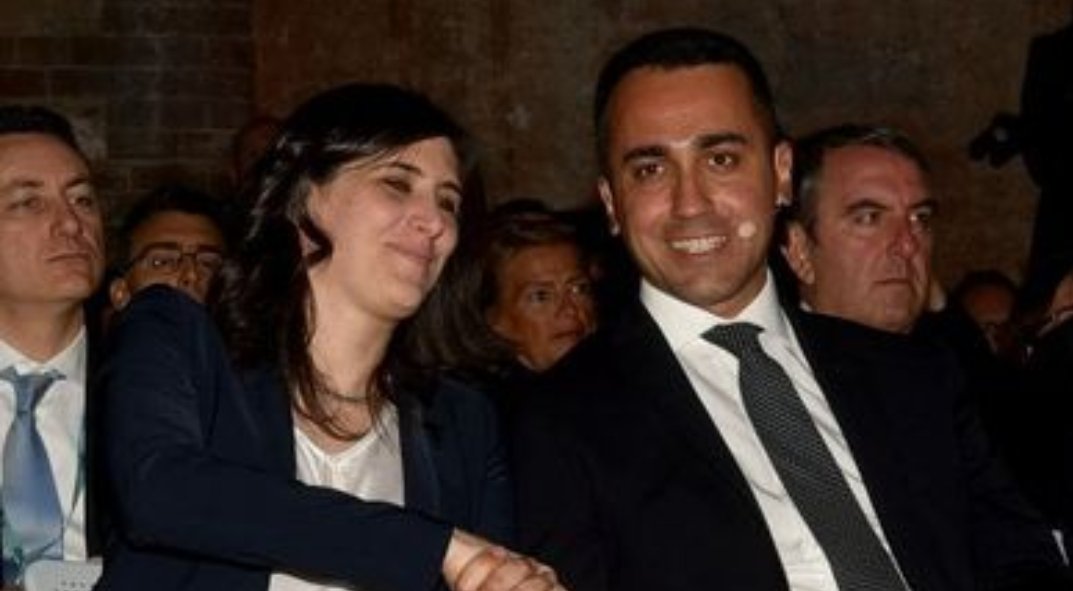 grucceverdi's tweet photo. Oggi ho incontrato Luigi🤝
Per l'occasione mi sono fatta i boccoli💆♀️
#petalosa https://t.co/YyDuZetPSW