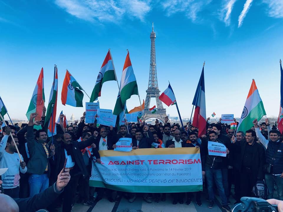 afrenchacademy's tweet photo. Yesterday, Pakis of Paris came together in support of their nation. They did it in reply of our protest we did against terrorism. Paki protest came in PTV : https://t.co/FhQC2jVGxI - ours got no media support. @republic @TOIIndiaNews @htTweets @ZeeNews can we count on our own ? https://t.co/OeI7VDxIOA