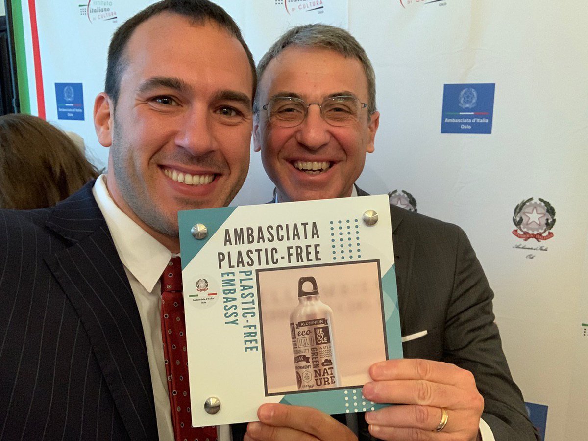 L’ambasciata d’Italia in Norvegia è la prima al mondo #plasticfree! Un passo simbolico che vuole essere una finestra sul mondo per un cambio di mentalità! Grazie al sottosegretario <a href="/ManlioDS/">Manlio Di Stefano</a> e all’ambasciatore <a href="/ColellaAlberto/">Alberto Colella</a>!

Un altro mattoncino per il cambiamento ambientale