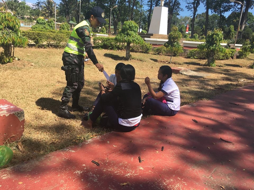 kadingilanpulis's tweet photo. PATWMN Shella Grace Baquiler, Asst PCR PNCO under the supervision of P/CAPT MERLIN MAGUSIB MACAWILI, Acting Chief of Police of Kadingilan MPS distributed leaflets regarding campaign against illegal drugs @BUKPPO_PCR https://t.co/5ve99SdMlo