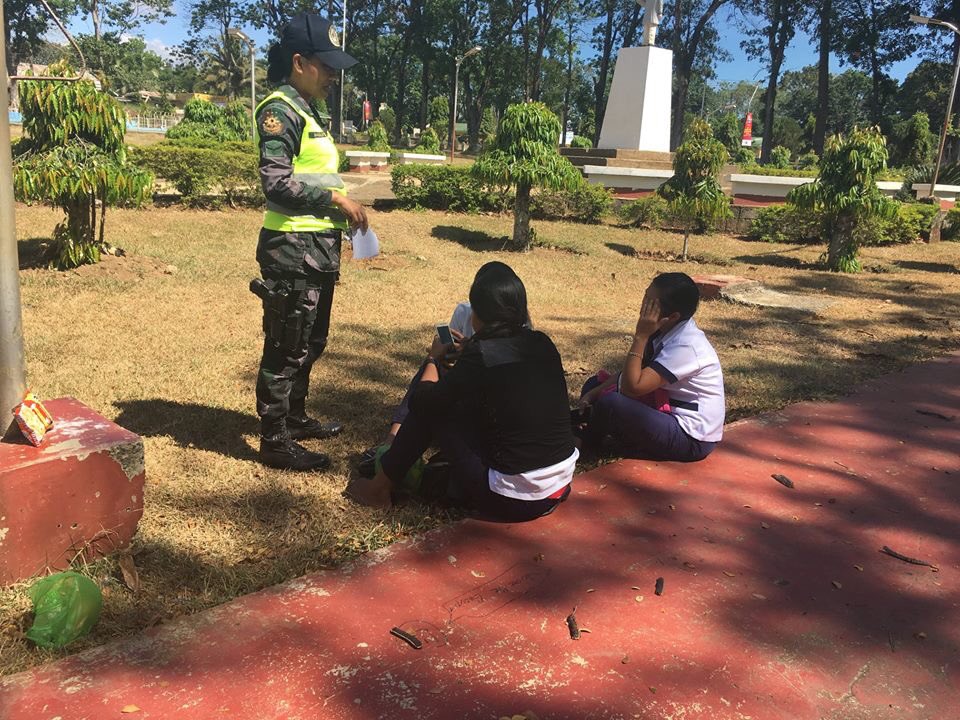 kadingilanpulis's tweet photo. PATWMN Shella Grace Baquiler, Asst PCR PNCO under the supervision of P/CAPT MERLIN MAGUSIB MACAWILI, Acting Chief of Police of Kadingilan MPS conducted dialogue regarding campaign against illegal drugs @BUKPPO_PCR https://t.co/D7FTu17Fz0