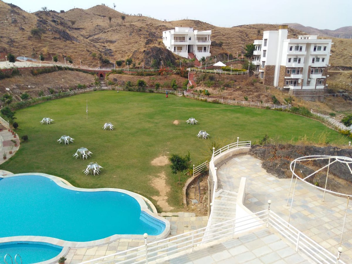 Hubiloconnect's tweet photo. Living the good life on our much-awaited getaway 😍 Perfect setup for team bonding!

Team Hubilo's hub for the weekend 😉 

How was yours?
 
#officeretreats #getaways #corporateretreats #teamhubilo #weekends #hubiloupdates #mondaymotivation https://t.co/96Gz5mWGgw