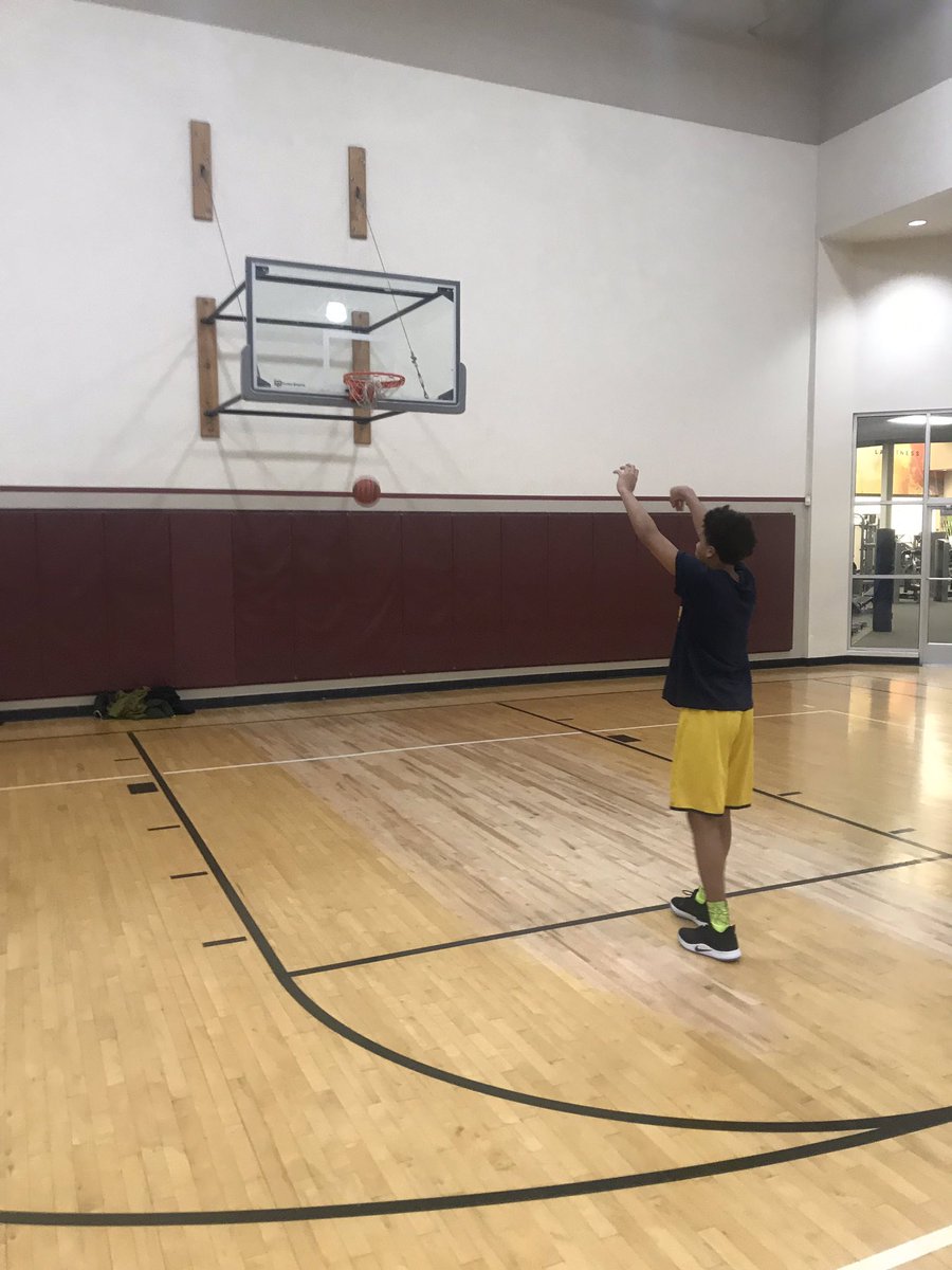 DjAllison2022's tweet photo. @Damonal @WolvesILL AAU season starts in two weeks and grind never stops 🗣💪🏽 https://t.co/RQD5y8AcJn