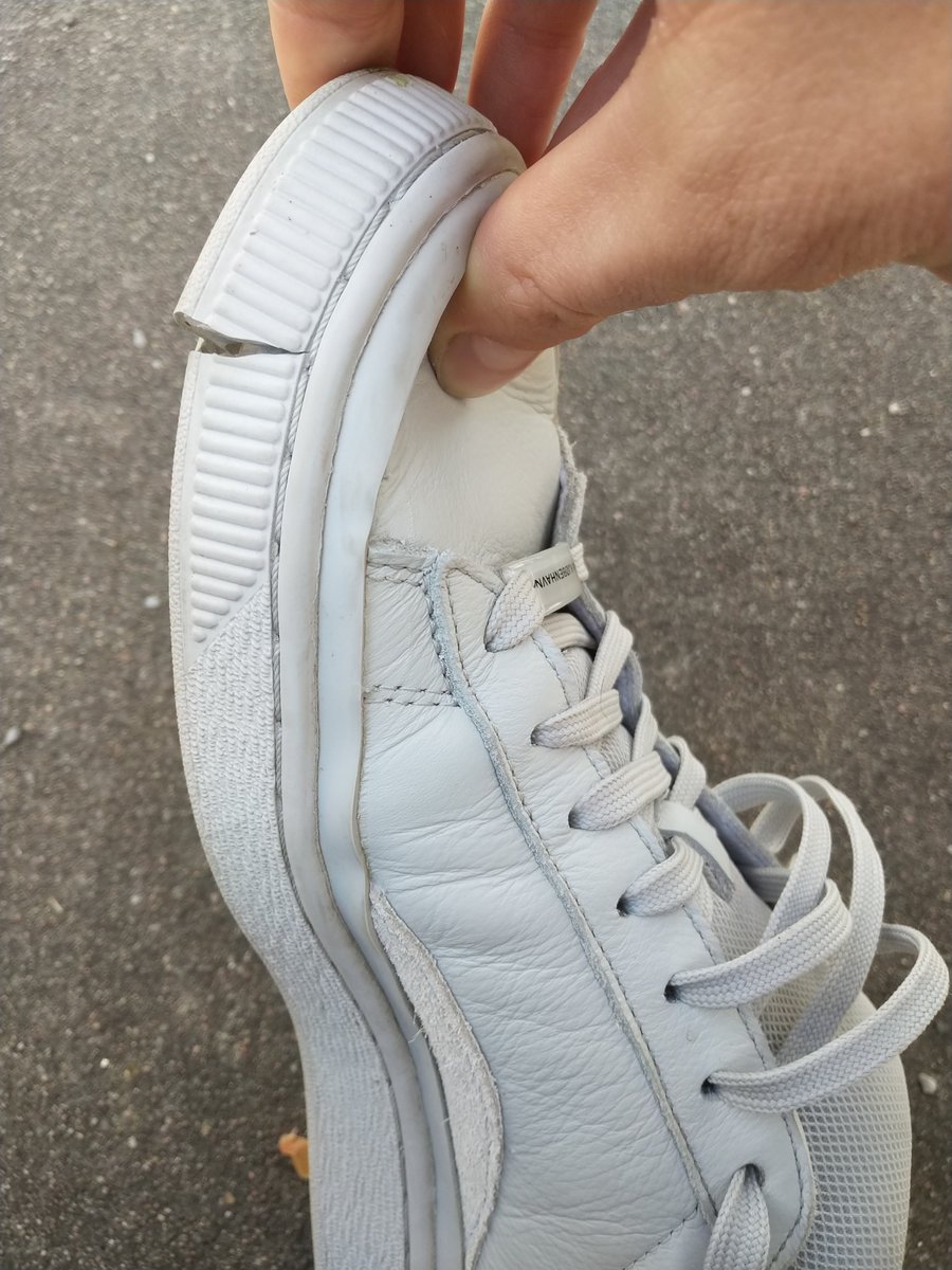 mrndlx's tweet photo. @PUMA bought this pair 3 weeks ago 120€, what a shame ! I guess money doesn't always mean quality. #hankjobehnhavn #puma #sneakers https://t.co/GWxAMNwxHr