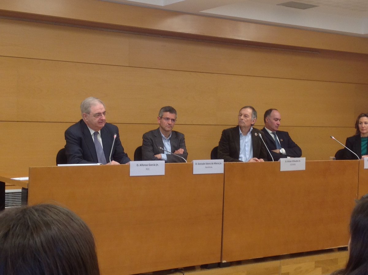 AclimaEuskadi's tweet photo. Cerramos con Alfonso García, director de servicios técnicos de @FCC_Group que nos habla de la implementación de vehículos eléctricos en los servicios #PositiveChange19 #ChangetheChange #EmpresaCambioClimático #Asteklima https://t.co/Lt5mKbDyxd