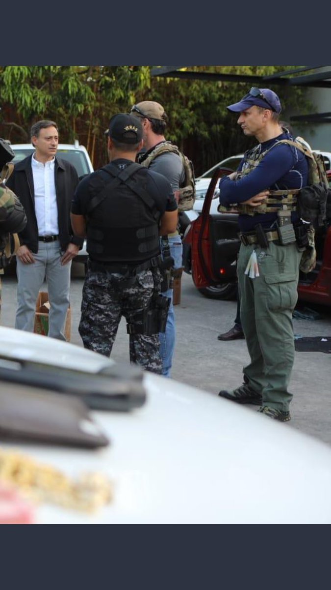 pousuazo's tweet photo. Esa foto me dice que en el allanamiento que se produjo ayer en la tarde, con la presencia del Procurador General de la República y agentes extranjeros, el propósito era más que incautar máquinas tragamonedas. https://t.co/WeQOrsG3Mw