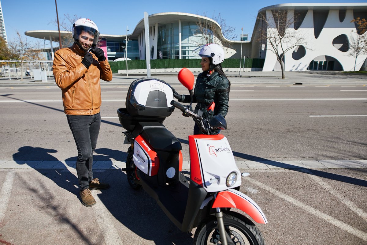 ACCIONA's tweet image. Llevamos la movilidad sostenible a L’Hospitalet (Barcelona, España) gracias a nuestro servicio de @AccionaMoto motosharing 🛵 con motos alimentadas por energía certificada de origen 100% renovable⚡️🌱acciona.sa/f7eO30nUyOg #ACCIONAMotosharing #ExpertosEnDiseñarUnPlanetaMejor