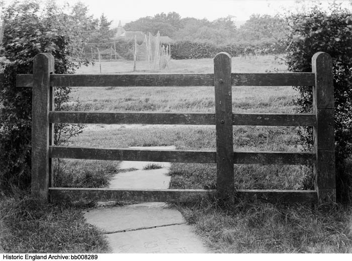 HE_Archive's tweet photo. @TheMERL While looking for the Compton fence I did find this interesting fence, probably at Great Dixter. I've never seen this before - have you? #DullCountrysideSnaps https://t.co/RkWUgY1uFR https://t.co/dTLbBYJY5U