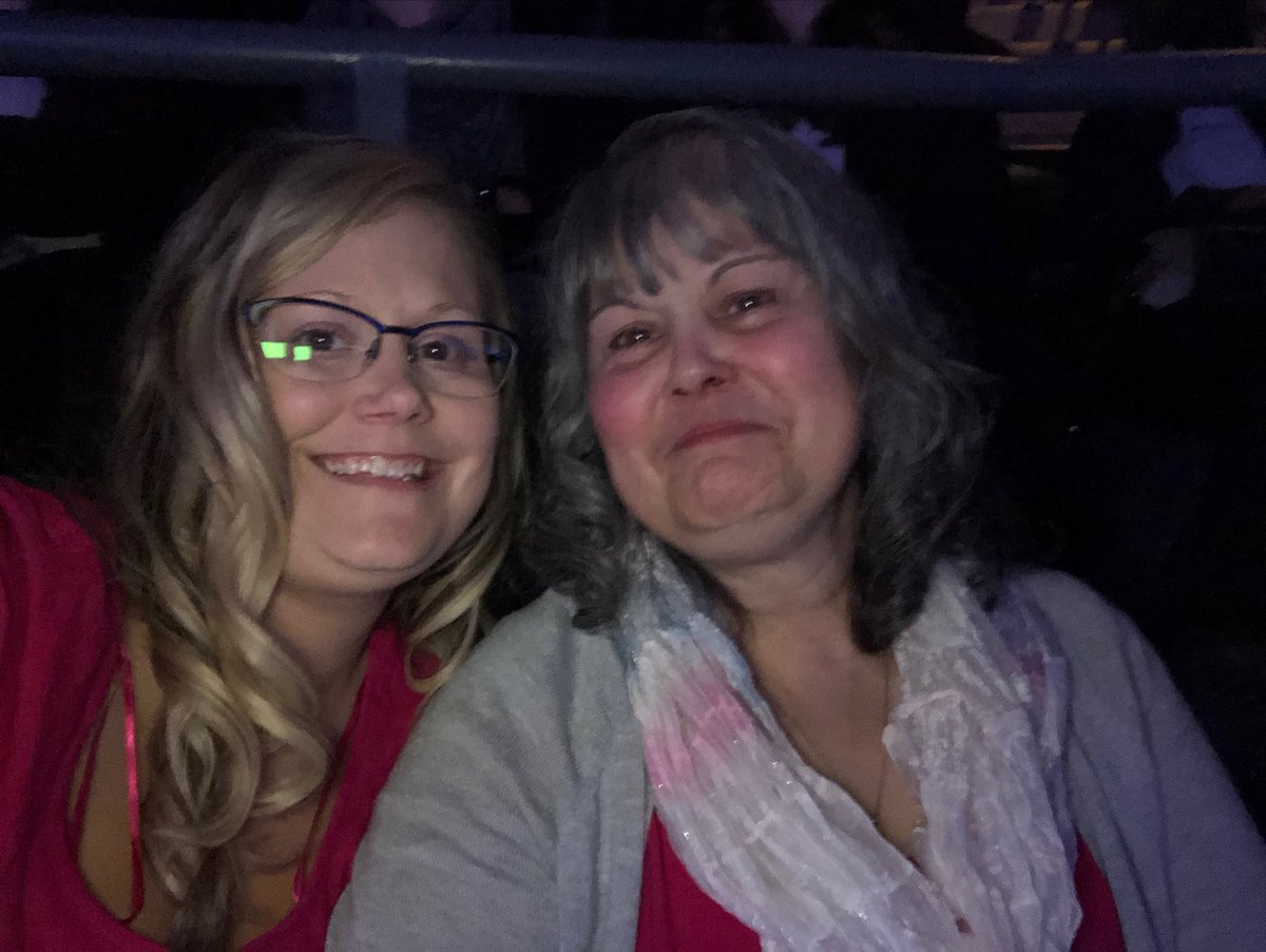 Nicole_MacKay25's tweet photo. What an amazing night with Ellen DeGeneres. She is such an inspirational person. I hope you will come back to Toronto again soon. #AConversationWithEllen #ScotiaBankCentre #AmazingNight https://t.co/ZTlMz8nf39