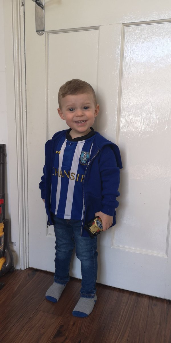 Korey is match day ready gonna nursery! Wants it on everyday.. last season's shirts have had to make an appearance 🦉😂 <a href="/swfc/">Sheffield Wednesday</a>  @BullenFootball <a href="/LiamJPalmer/">Liam Palmer</a> <a href="/carloscarvalha2/">Carlos Carvalhal</a> (you met him when he was smaller 🙊) #swfc #derbyday #WAWAW #FTB #UTO