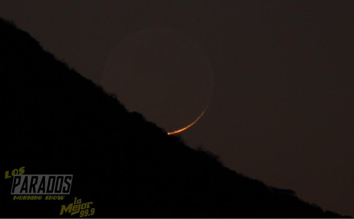 LaMejorFmLeon's tweet photo. Con esta Luna arrancamos el programa de hoy.

Prendele al 99.9 Fm o el https://t.co/7vUGho3ODg https://t.co/eychwQlNVW