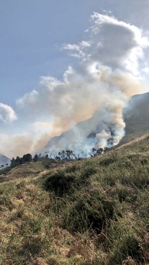 AT_Brif's tweet photo. 13:35📷 #IFParres #Asturias
2 #BLP @BrifTineo ya estan trabajando sobre el terreno para intentar controlar el incendio forestal de Parres #IIFF https://t.co/ly7FRVFQ47